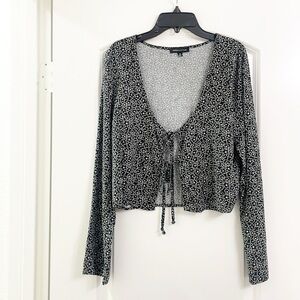 Kendall & Kylie black/white floral print long sleeve front tie top